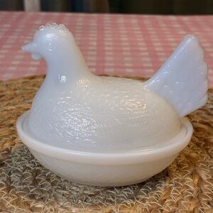 Vintage Indiana Glass White Milk Glass Hen on Nest 5”